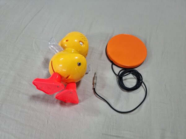 Brinquedo adaptado para acionador - Patinho Dançarino - Imagem 3